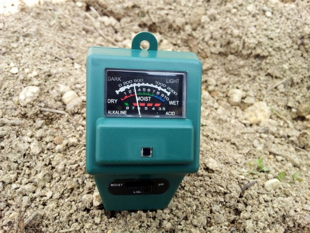 畑のpHを計測するために、土壌酸度計を買ってみました。 畑のpHを計測するために、土壌酸度計を買ってみました。